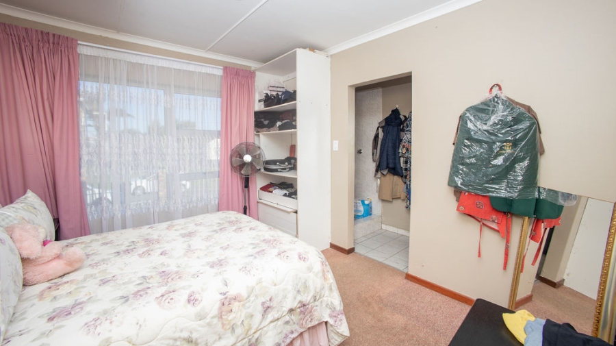 4 Bedroom Property for Sale in Sunnyridge Eastern Cape